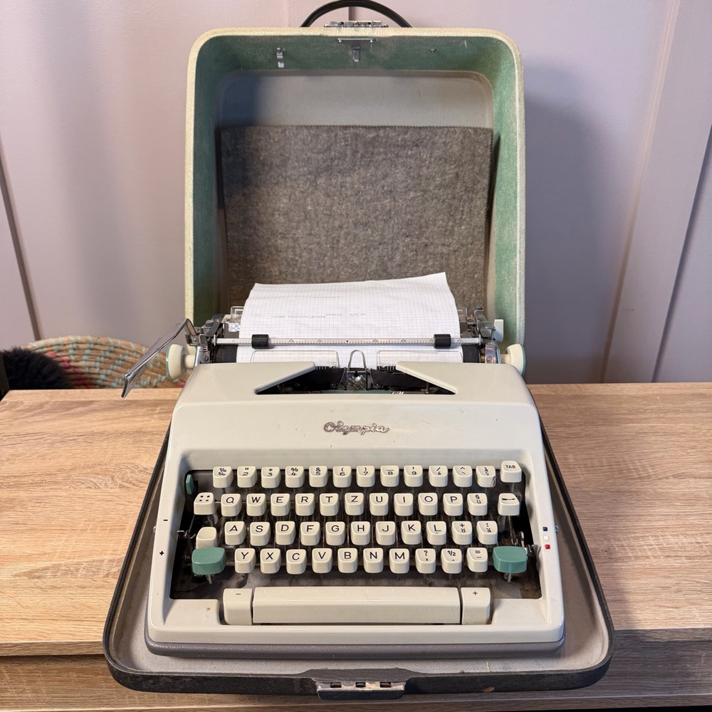 Olympia SM9 Portable Manual Typewriter Germany Excellent Condition with Case